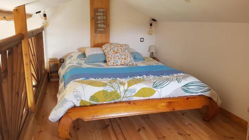 une petite chambre avec un lit dans une pièce dans l'établissement Spa Cabanon de Charme - Le Garagaï, à Meyreuil