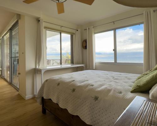 Schlafzimmer mit einem Bett und Meerblick in der Unterkunft Maalaea Harbor-Oceanfront 2 Bedroom/2 Bath in Wailuku