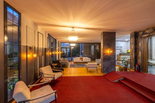 ein Wohnzimmer mit einem Sofa, Stühlen und einem Tisch in der Unterkunft ND Suite in Edirne