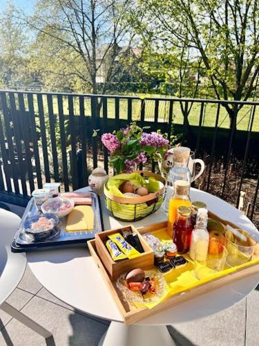 uma mesa com uma bandeja de comida numa mesa em Suites Le Porte-Bonheur em Bruges