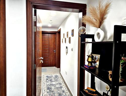 Fotografie z fotogalerie ubytování Elegant bedroom with balcony v destinaci Abu Dhabi