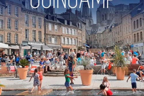 un gruppo di bambini che giocano in una fontana in una città di Studio neuf proche centre-ville a Pabu