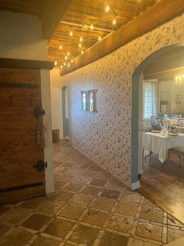 ein Esszimmer mit einem Tisch und einer Tür in der Unterkunft Maison Bournissac in Noves