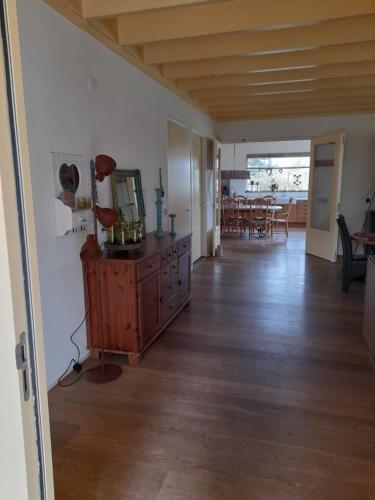 a living room with a dresser and a mirror at Vakantie Accommodatie Egelantier in Dwingeloo