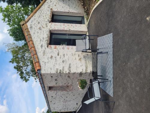 an external view of a building with a balcony at Studio quartier calme in La Roche-sur-Yon