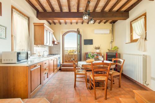 cocina y comedor con mesa y sillas en Noi2Vacanze FORTINO D'AMORE, en Contignano