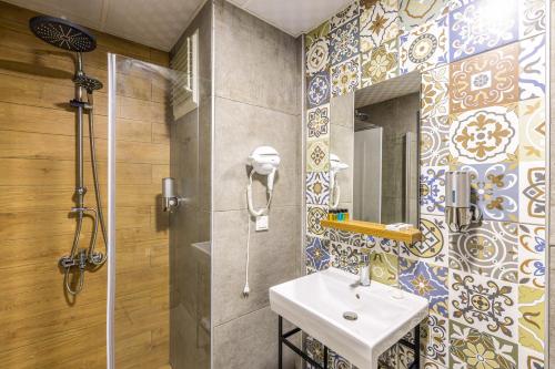 La salle de bains est pourvue d'un lavabo et d'une douche. dans l'établissement ND Suite, à Edirne