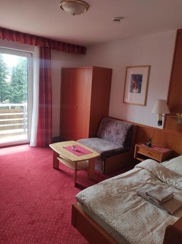 a hotel room with a bed and a coffee table at Hotel Aura am Schloss in Bad Pyrmont