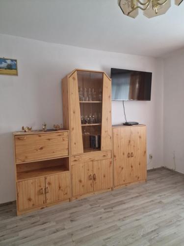 un armario de madera con TV en una habitación en Ferienhaus Kallmeyer, en Parey