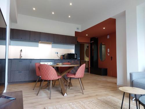 une cuisine et une salle à manger avec une table et des chaises dans l'établissement La Villa Bompard*** 50m² Cœur de ville avec terrasse, à Rodez