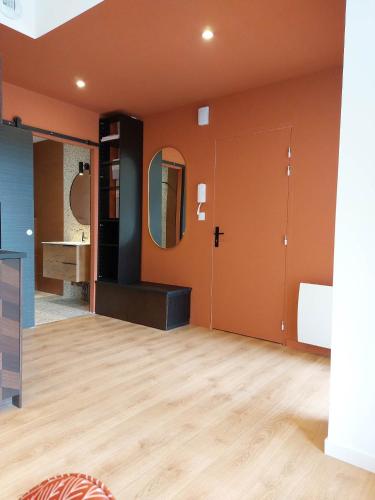 une chambre avec une salle de bain avec un lavabo et un miroir dans l'établissement La Villa Bompard*** 50m² Cœur de ville avec terrasse, à Rodez