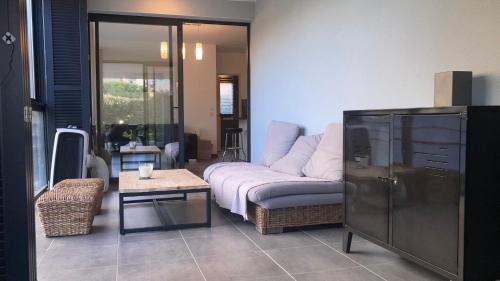 un salon avec un canapé et une table dans l'établissement T2 standing Ajaccio, à Ajaccio