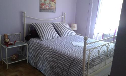 une chambre avec un lit blanc et une fenêtre dans l'établissement La Figounette du soleil, à Le Revest-le-Eaux