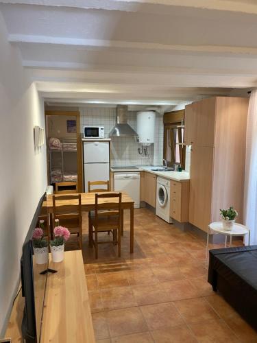 cocina y sala de estar con mesa y sillas en Apartamento vacacional, en El Pont de Suert