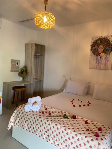 a bedroom with a bed with roses on it at Pousada Águas de Tamandaré in Tamandaré