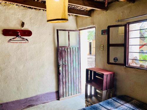 a room with a door and a table and a window at Estación de sueños Casa de Silvia in San Rafael de las Torres
