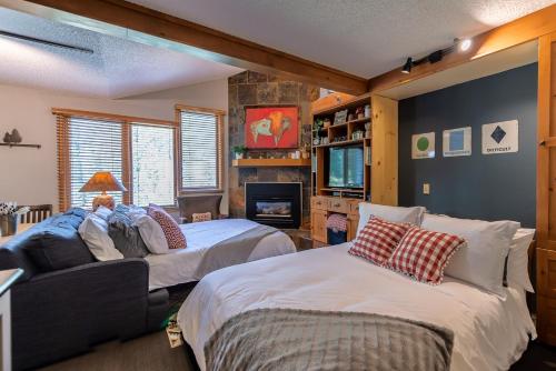 a bedroom with two beds and a couch at Iron Horse C5013 condo in Winter Park