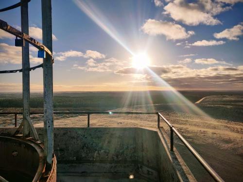 a view of the sun from the top of a mountain at Ferielejlighed Rubjerg Præstegård in Løkken