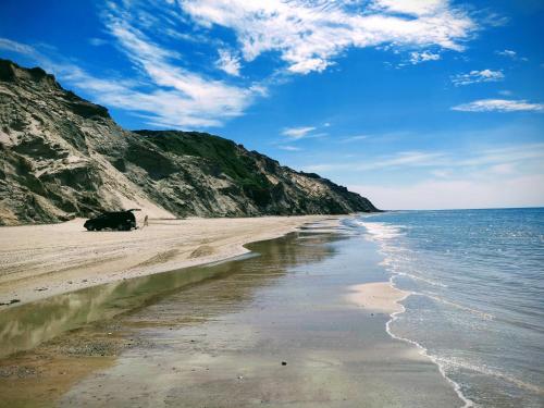 a view of a beach with a mountain at Ferielejlighed Rubjerg Præstegård in Løkken