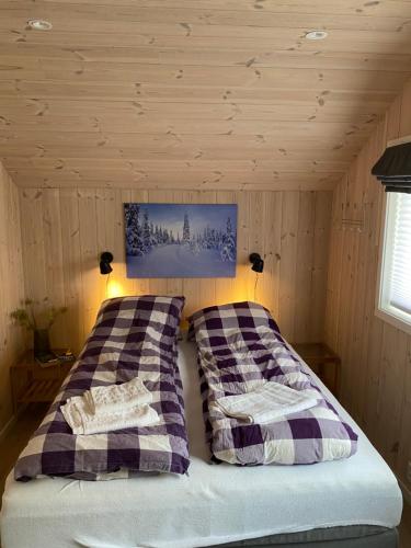 a bedroom with two beds in a cabin at Fjelltun Lodge in Sogndal