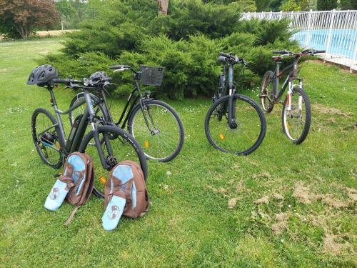 a group of three bikes parked in the grass at Detente au pays de Lauzun in Saint-Colomb-de-Lauzun