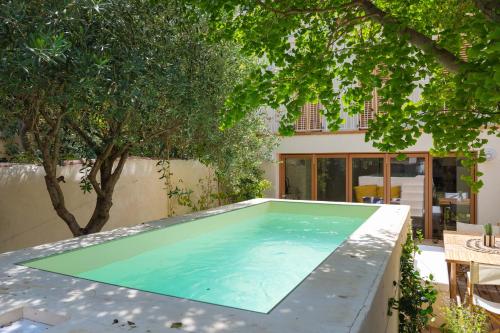 une piscine dans l'arrière-cour d'une maison dans l'établissement Charming Mediterranean House Wifi NetFlix PrimeVideo Disney, à Marseille