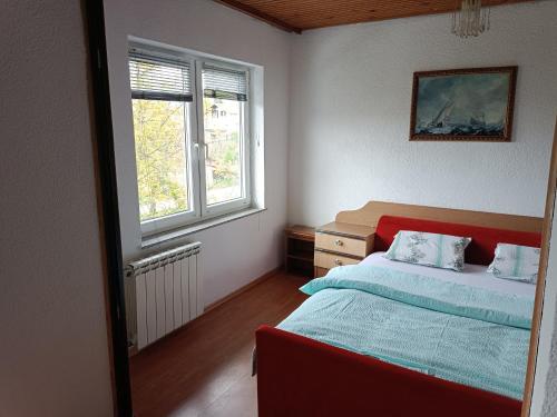 1 dormitorio con cama y ventana en Urban oasis in Cazin, en Cazin