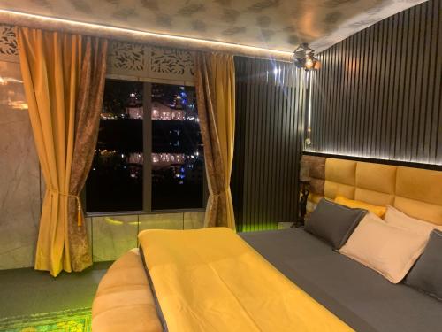 ein Schlafzimmer mit einem gelben Bett und einem Fenster in der Unterkunft Messiah’s Ark in Srinagar