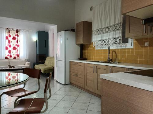 a kitchen with a table and a counter top at The Country House in Amarynthos in Yimnón