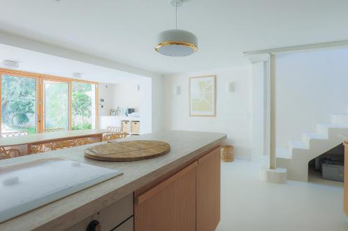 - une cuisine avec un comptoir et un évier dans l'établissement Charming Mediterranean House Wifi NetFlix PrimeVideo Disney, à Marseille