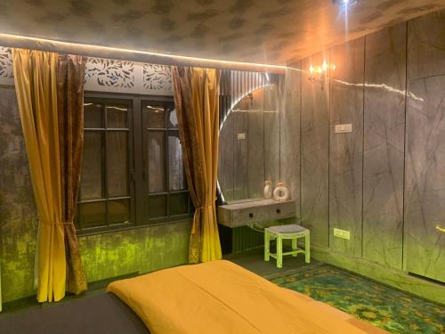 Un dormitorio con una cama amarilla y una ventana. en Messiah’s Ark, en Srinagar