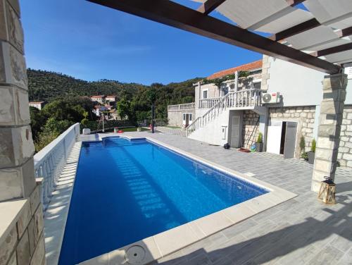una piscina en una villa con vistas en Sunny Hill, en Ston