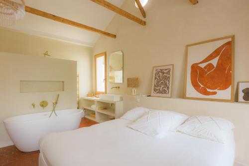 - une chambre avec un lit blanc et une baignoire dans l'établissement Charming Mediterranean House Wifi NetFlix PrimeVideo Disney, à Marseille