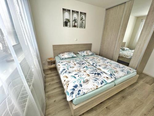 um quarto com uma cama com um edredão azul e branco em Ubytování Hrušky em Hrušky