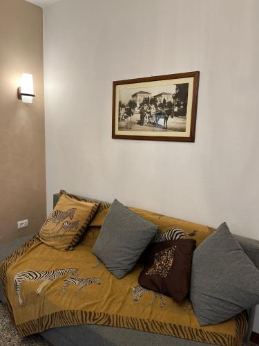 ein Sofa mit Kissen darauf im Zimmer in der Unterkunft Casa Piglione in Pian dʼOrsina