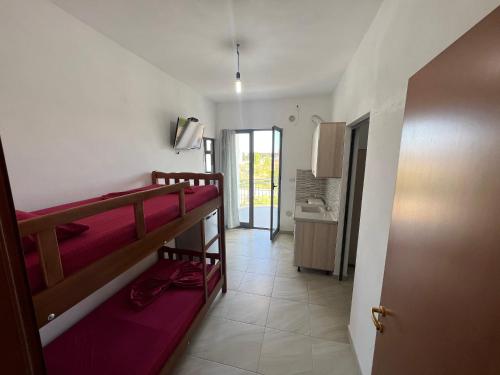 מיטה או מיטות קומותיים בחדר ב-Sar Hotel, Velipojë