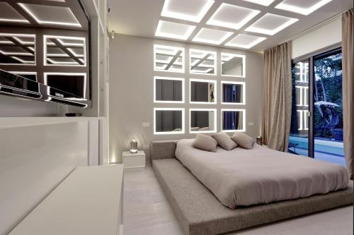 Schlafzimmer mit einem großen Bett und Fenstern in der Unterkunft BMGA l Amazing Villa Along the Vatican Walls in Rom