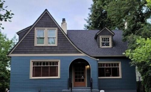 uma casa azul com um telhado preto em Casa Maggie Mae NE Alberta-Mississippi Beautiful Historic Home em Portland
