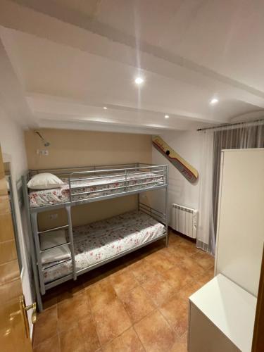 1 Schlafzimmer mit 2 Etagenbetten in einem Zimmer in der Unterkunft Apartamento con encanto in El Pont de Suert