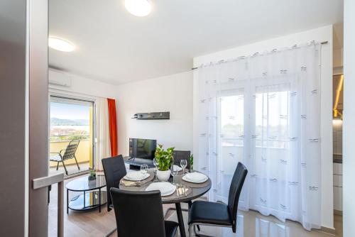 ein Esszimmer mit einem Tisch und Stühlen in der Unterkunft Apartments Sandra in Turanj