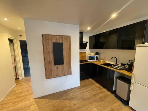 une cuisine avec une porte en bois sur le mur dans l'établissement Appartement Saint-cyprien, à Saint-Cyprien