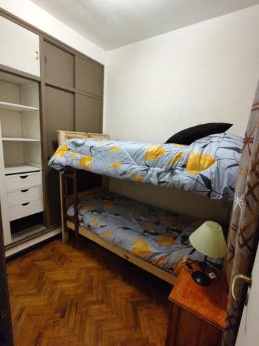1 dormitorio con litera y mesita de noche en Departamento Salvador - pleno centro-salta capital en Salta