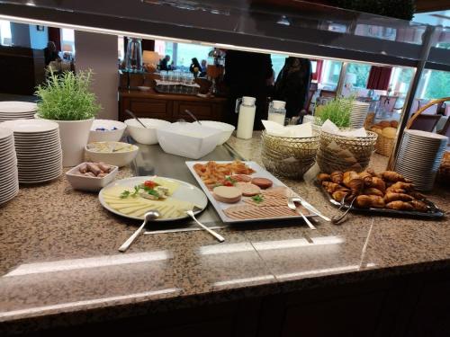 a kitchen counter with food and plates of food at RECHTMURG 27 in Baiersbronn