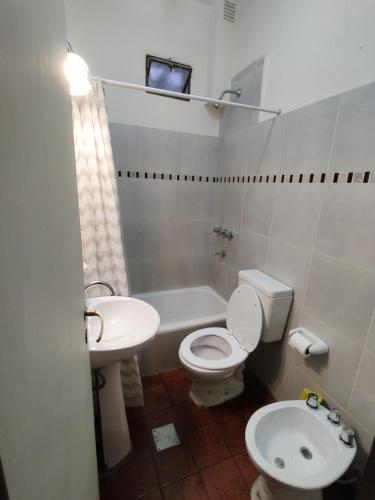 y baño con lavamanos, aseo y lavamanos. en Departamento Salvador - pleno centro-salta capital en Salta