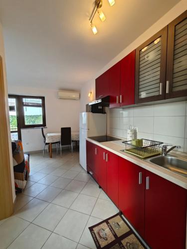 Η κουζίνα ή μικρή κουζίνα στο Apartments Bevanda
