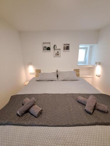 a bedroom with a bed with two pillows on it at Apartman Tea in Mali Lošinj