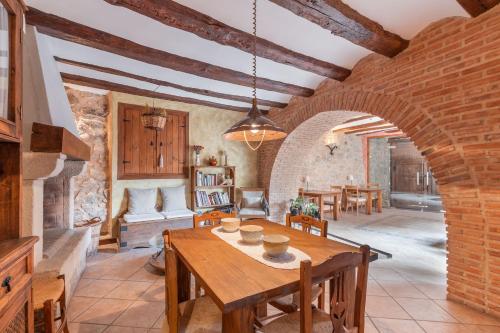 a kitchen and dining room with a table and chairs at Casa Rural La Carretería in Camañas