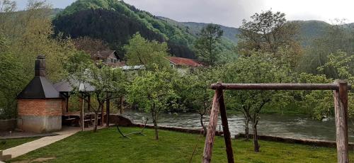 uma vista para um rio a partir de uma varanda de uma casa em Apartman Vrbas em Jajce