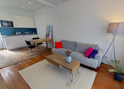 un salon avec un canapé et une table dans l'établissement Au soleil Normand, à Vernon