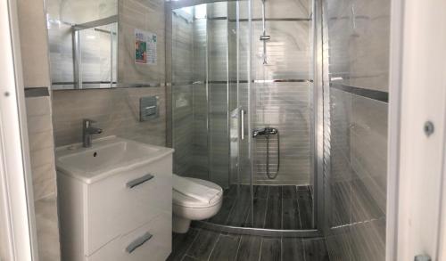 カルカンにあるLizo Hotelのバスルーム(シャワー、トイレ、シンク付)